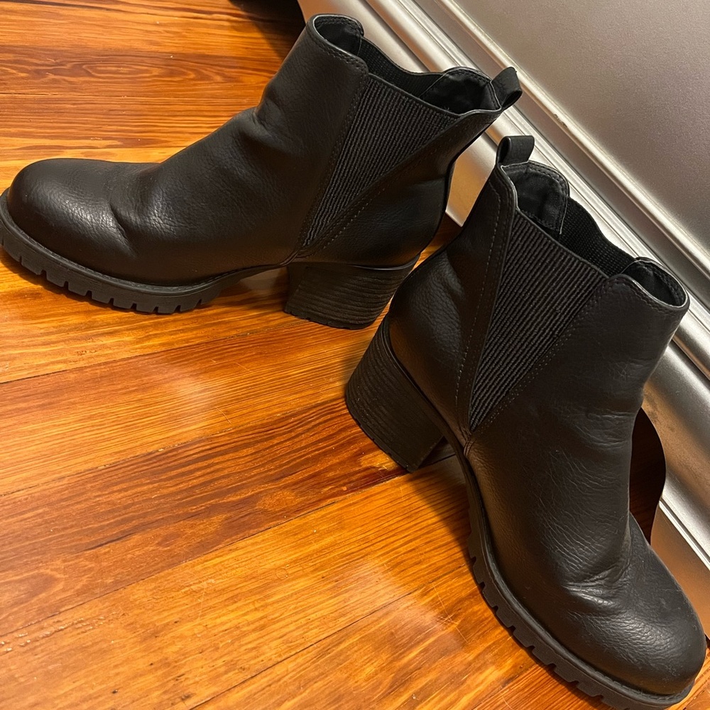 Cute black leather MIA “Jody” Booties, size 7 1/2